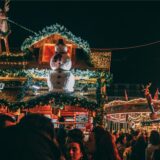Weihnachtsmarktbuden und Beleuchtung