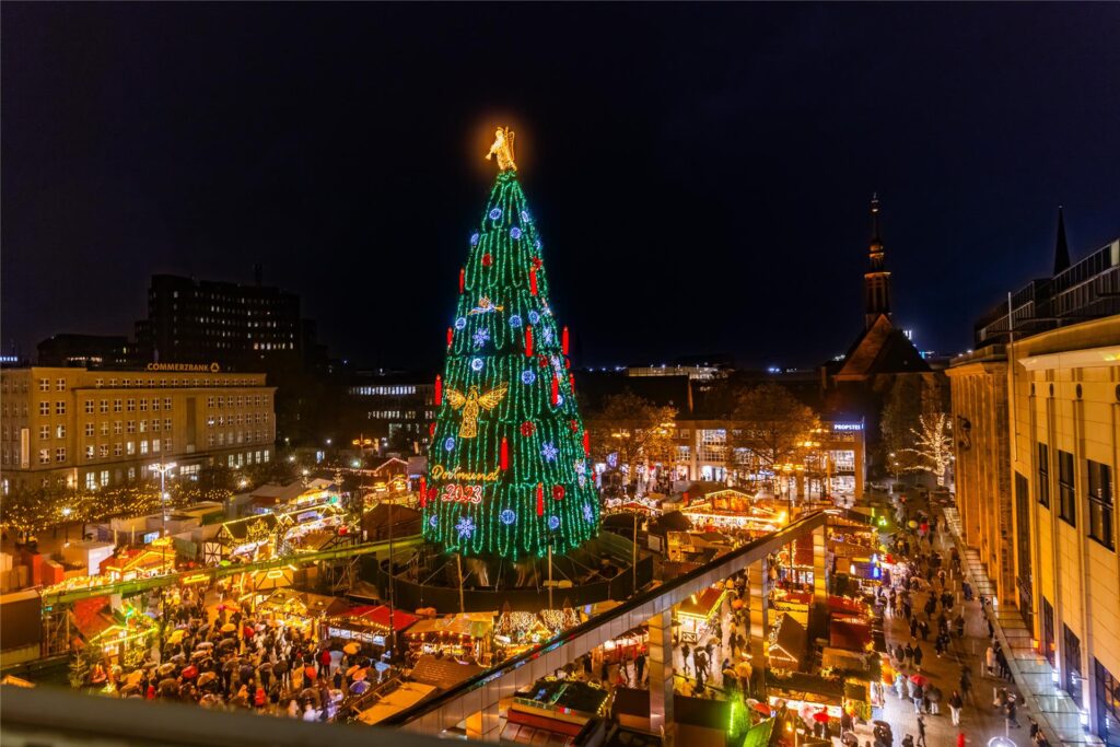 Der 45 Meter hohe Weihnachtsbaum steht auch in diesem Jahr wieder auf dem Hansaplatz in Dortmund.