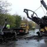 Abschleppunternehmen beseitigen die Trümmer von Fahrzeugen nach einem Unfall in Ochtrup, bei dem sechs Menschen ums Leben gekommen sind.