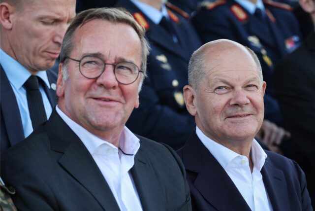 Bundeskanzler Olaf Scholz (r, SPD) und Boris Pistorius (SPD), Bundesminister der Verteidigung, bei der feierlichen Indienststellung des Luftverteidigungssystems IRIS- T SLM in der Kaserne Todendorf.