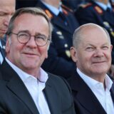 Bundeskanzler Olaf Scholz (r, SPD) und Boris Pistorius (SPD), Bundesminister der Verteidigung, bei der feierlichen Indienststellung des Luftverteidigungssystems IRIS- T SLM in der Kaserne Todendorf.