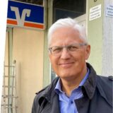Ein Zusammenschnitt aus zwei Bildern. Auf der linken Seite erkennt man den Eingang der Volksbank-Filiale in Herten Westerholt. Auf der rechten Seite steht Wilhelm Uhlenbruch vor dem Eingang einer Volksbankfiliale.