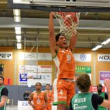 Paul Lunguana dunkt den Ball in den Korb