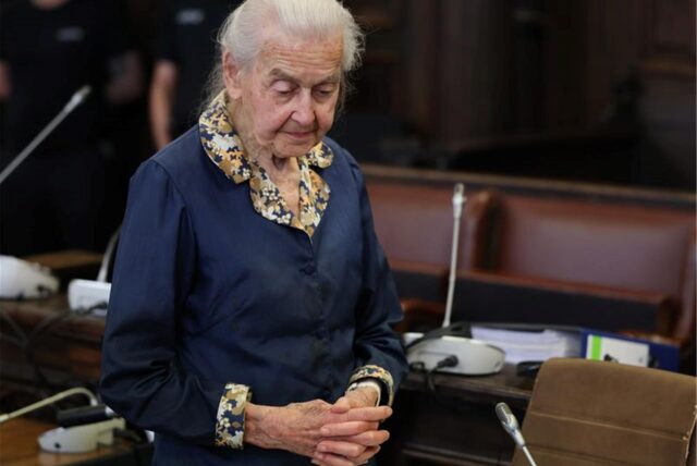 Ursula Haverbeck wartet im Gerichtssaal des Hamburger Landgerichts auf das Urteil im Berufungsverfahren um die Holocaust-Leugnerin.