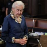 Ursula Haverbeck wartet im Gerichtssaal des Hamburger Landgerichts auf das Urteil im Berufungsverfahren um die Holocaust-Leugnerin.