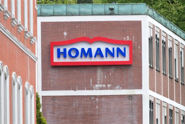 Das Firmenlogo ist an einem Gebäude auf dem ehemaligen Werksgelände von Homann zu sehen.