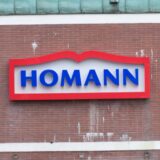 Das Firmenlogo ist an einem Gebäude auf dem ehemaligen Werksgelände von Homann zu sehen.