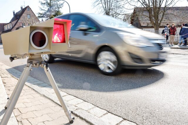 Auto fährt an einem Blitzer vorbei. (Symbolbild)