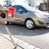 Auto fährt an einem Blitzer vorbei. (Symbolbild)