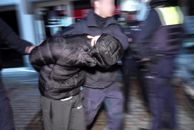 Nach nächtlicher Randale und Attacken mit Feuerwerkskörpern und Steinen nahm die Polizei in Marl mehrere junge Männer fest.