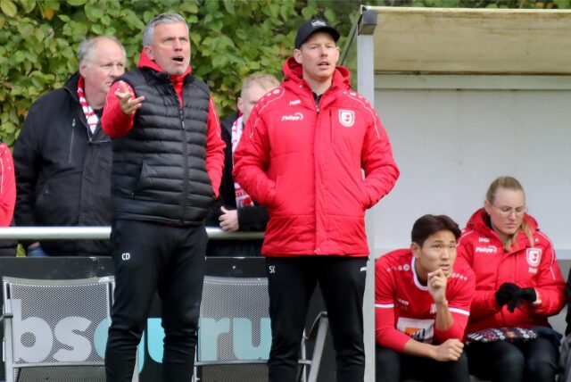 Carsten Droll ruft und gestikuliert.