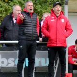Carsten Droll ruft und gestikuliert.