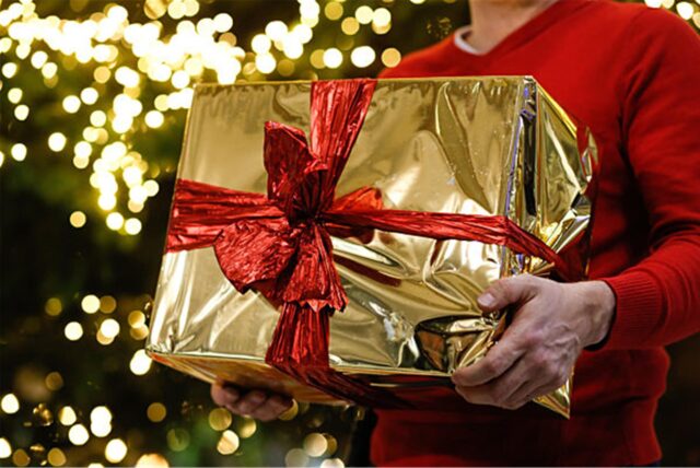 Ein Mensch, der ein Geschenk hält.