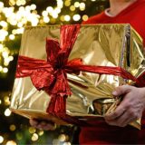 Ein Mensch, der ein Geschenk hält.