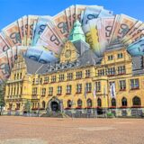 Montage zeigt das Recklinghäuser Rathaus, umrahmt von Geldscheinen