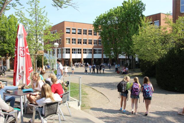 Schüler vor dem Mallinckrodt-Gymnasium in Dortmund