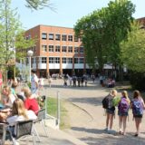 Schüler vor dem Mallinckrodt-Gymnasium in Dortmund