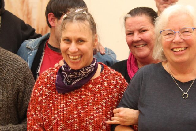 Kira Klems (l.) aus Waltrop zusammen mit ihrer Mutter Martina (r.), ihrer besten Freundin Bärbel aus Selm bei einer Chorprobe der Lebenshilfe Singers, die eigentlich anders heißen sollten: Lebensfreude Singers. Denn Lebensfreude steht den rund 20 Sängerinnen und Sängern mit und ohne eine Behinderung aus der ganzen Region ins Gesicht geschrieben.