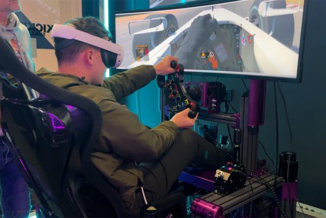 Ein junger Mann probiert einen Rennsimulator im Gaming-Center Basestack aus.
