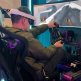 Ein junger Mann probiert einen Rennsimulator im Gaming-Center Basestack aus.
