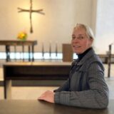 Dr. Britta Ortmans sitzt in der Kapelle des St. Elisabeth-Hospitals Herten.