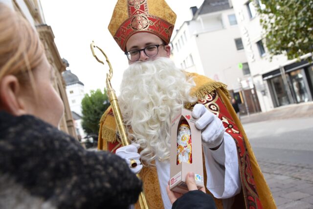 Jedes Kind erhält bei der Aktion in Waltrop einen Schokonikolaus.