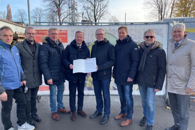 Architekt Dirk Neugebauer, Kreisdirektor Dominik Schad, der kaufmännische Geschäftsführer der SEG Ralf Schnettger, Staatssekretär Daniel Sieveke, Bürgermeister André Dora, der technische Geschäftsführer der SEG Frank Kuhs, Rüdiger Korte von der Sparkasse Vest Recklinghausen und Dr. Peter Lucke, Stellvertretender Leiter der Sparkasse Vest Recklinghausen (V.l.n.r.) .