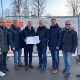 Architekt Dirk Neugebauer, Kreisdirektor Dominik Schad, der kaufmännische Geschäftsführer der SEG Ralf Schnettger, Staatssekretär Daniel Sieveke, Bürgermeister André Dora, der technische Geschäftsführer der SEG Frank Kuhs, Rüdiger Korte von der Sparkasse Vest Recklinghausen und Dr. Peter Lucke, Stellvertretender Leiter der Sparkasse Vest Recklinghausen (V.l.n.r.) .