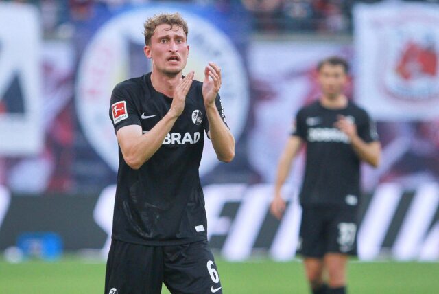 Patrick Osterhage klatscht in die Hände.