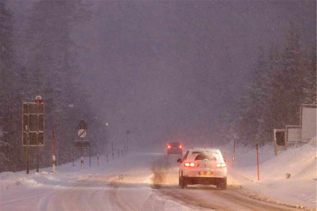 Schnee auf Straße Schnee auf Straße