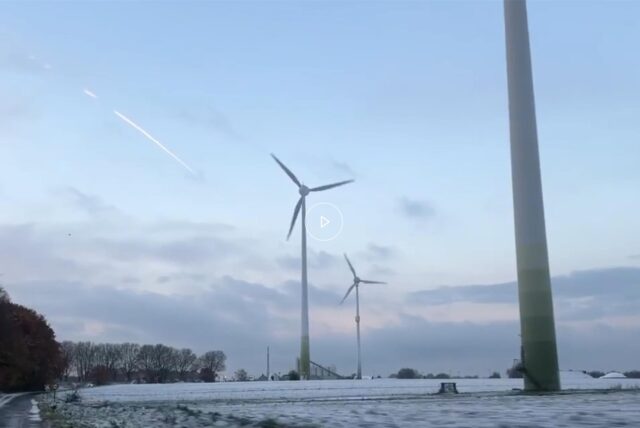 Schnee rund um die Windkraftanlagen auf dem Schweriner Berg in Castrop-Rauxel am 22.11.2024 gegen 8 Uhr.