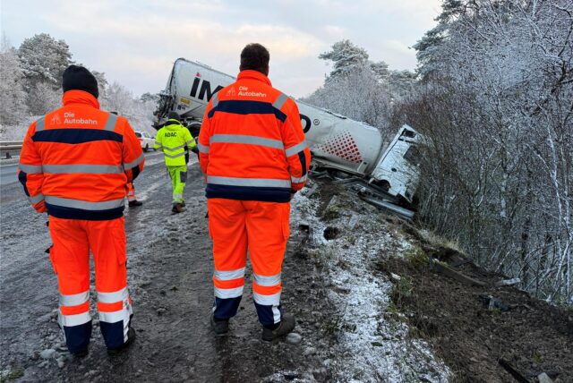 Auf der verschneiten und vereisten A 31 bei Dorsten mam am Freitagmorgen (22.11.) ein Lkw von der Fahrbahn ab.