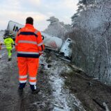 Auf der verschneiten und vereisten A 31 bei Dorsten mam am Freitagmorgen (22.11.) ein Lkw von der Fahrbahn ab.