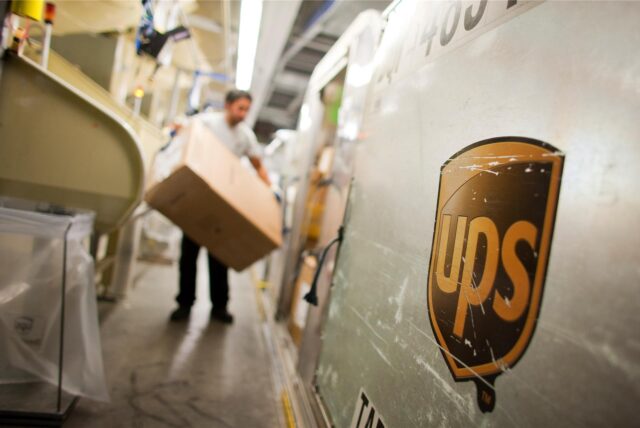 UPS Mitarbeiter mit großem Paket.