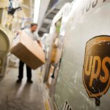 UPS Mitarbeiter mit großem Paket.