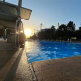 Das Freibad Volkspark in Dortmund an einem  sommerlichen Sonnenuntergang. Im Hintergrund zu sehen: der Signal-Iduna-Park.