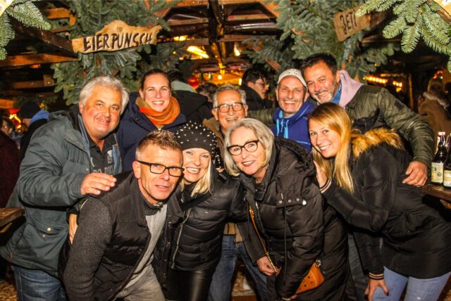 Das Weihnachtsdorf in Castrop-Rauxel bietet in der 3. Woche zwei kulturelle Highlights. Viele Menschen kommen deswegen, aber viele auch einfach nur wegen der winterlich-schönen Atmosphäre.