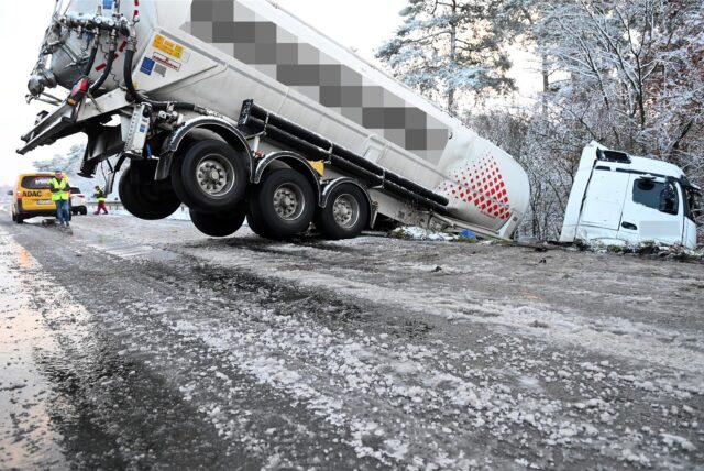 Der Sattelzug geriet auf glatter Fahrbahn der A 31 ins Schleudern und durchbrach die Leitplanke.