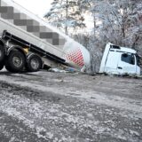 Der Sattelzug geriet auf glatter Fahrbahn der A 31 ins Schleudern und durchbrach die Leitplanke.