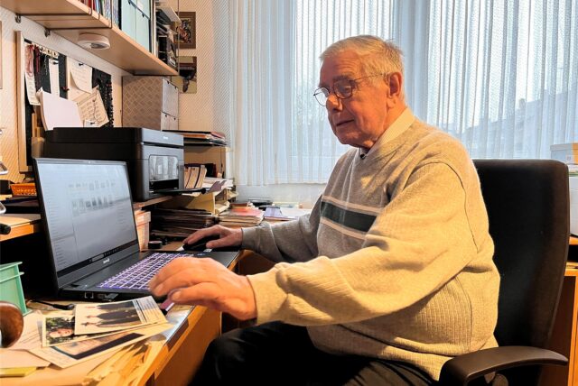 Heinz Wener sitzt an einem Laptop.