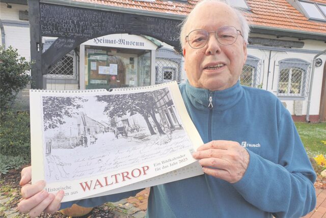 Heimatvereins-Chef Norbert Frey mit einem Waltrop-Kalender