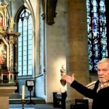 Werner Koppe weist auf den Altar in der Recklinghäuser Petruskirche.