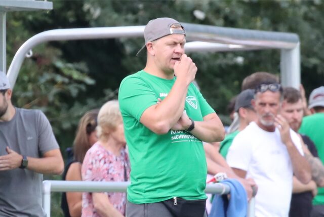 SG Suderwich Trainer Christoph Meyer schaut nachdenklich an der Seitenlinie.