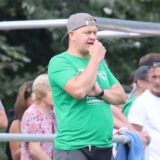 SG Suderwich Trainer Christoph Meyer schaut nachdenklich an der Seitenlinie.