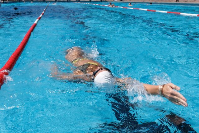 Eine Schwimmerin zieht im 50 Meter-Becken ihre Bahnen.