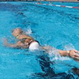 Eine Schwimmerin zieht im 50 Meter-Becken ihre Bahnen.