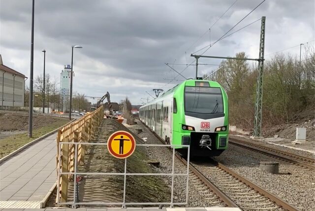 Grüne Bahn der S9 fährt in Bahnhof in Herten ein.