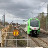 Grüne Bahn der S9 fährt in Bahnhof in Herten ein.