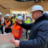 Projektleiter Marc Schiek vom Architektenbüro ACMS erklärt den Mitgliedern des Schulausschusses die Vorteile der Holzbauweise der neuen Goetheschule an der Hervester Straße in Marl.