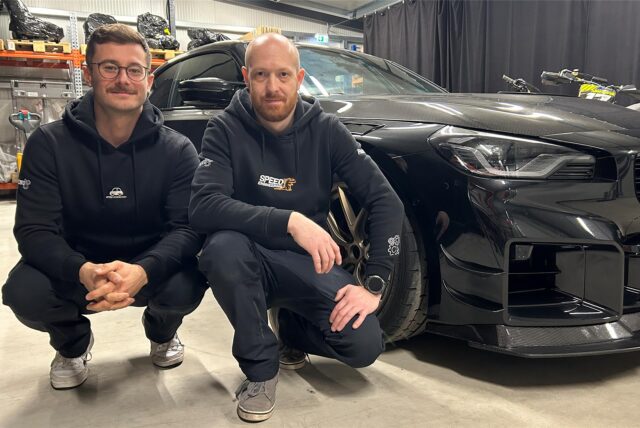 Zoran Tilev und Denis Wachsmann hocken neben einem BMW G87 M2.
